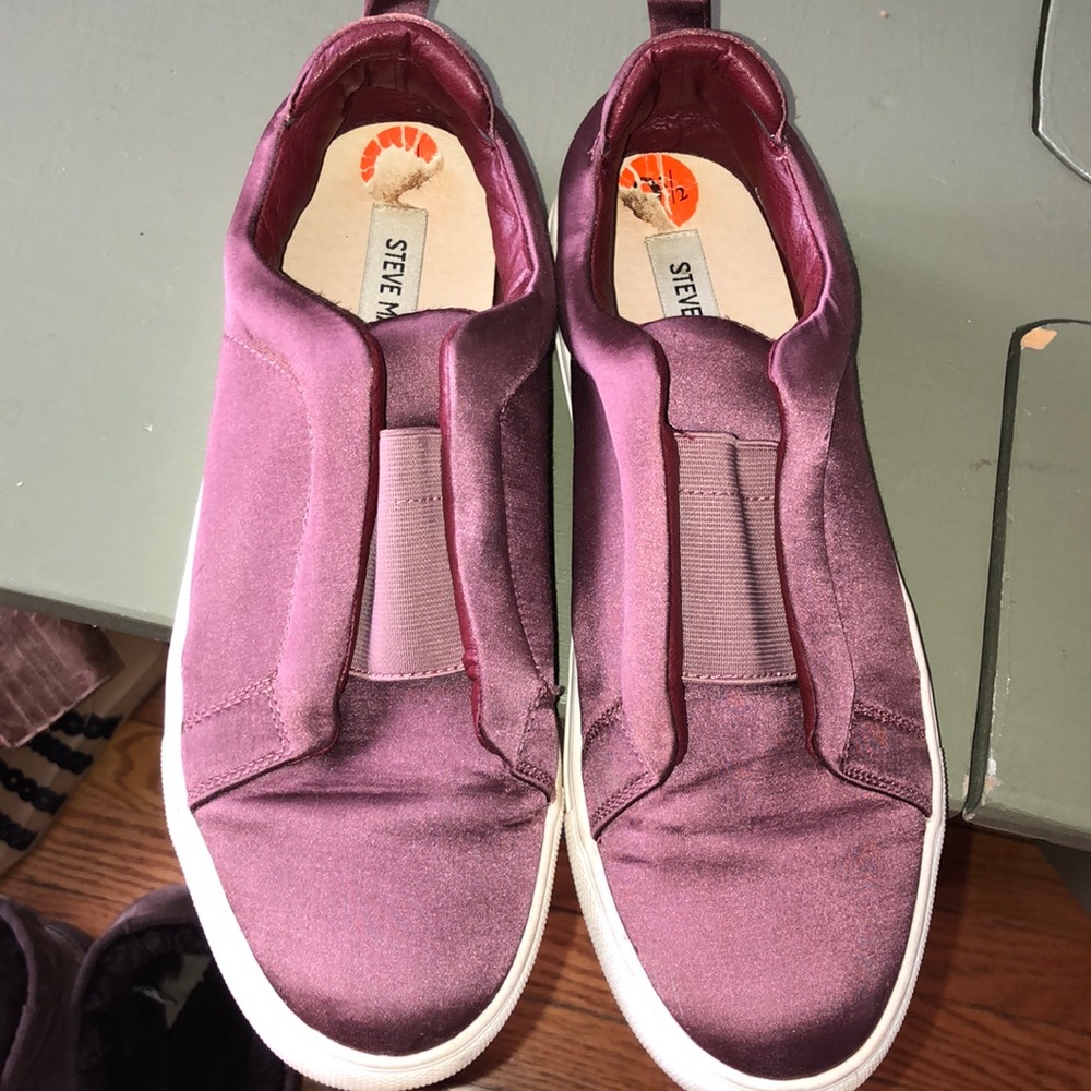 Maroon Steve Madden slip ones